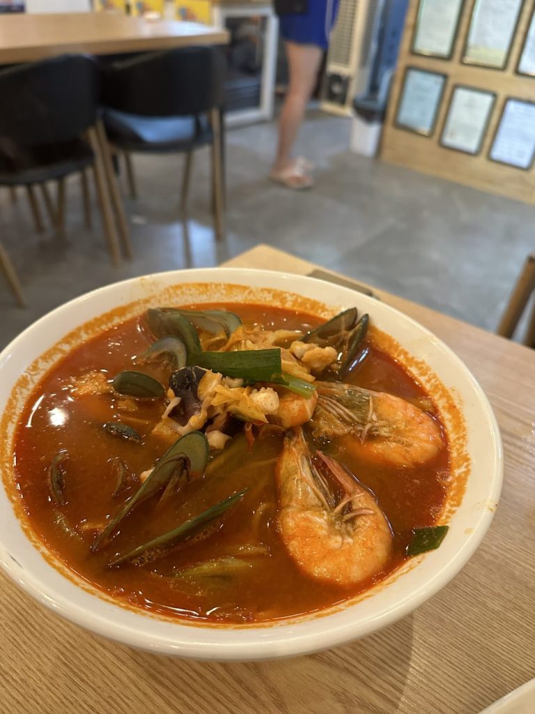 韓国料理店　辛いラーメン